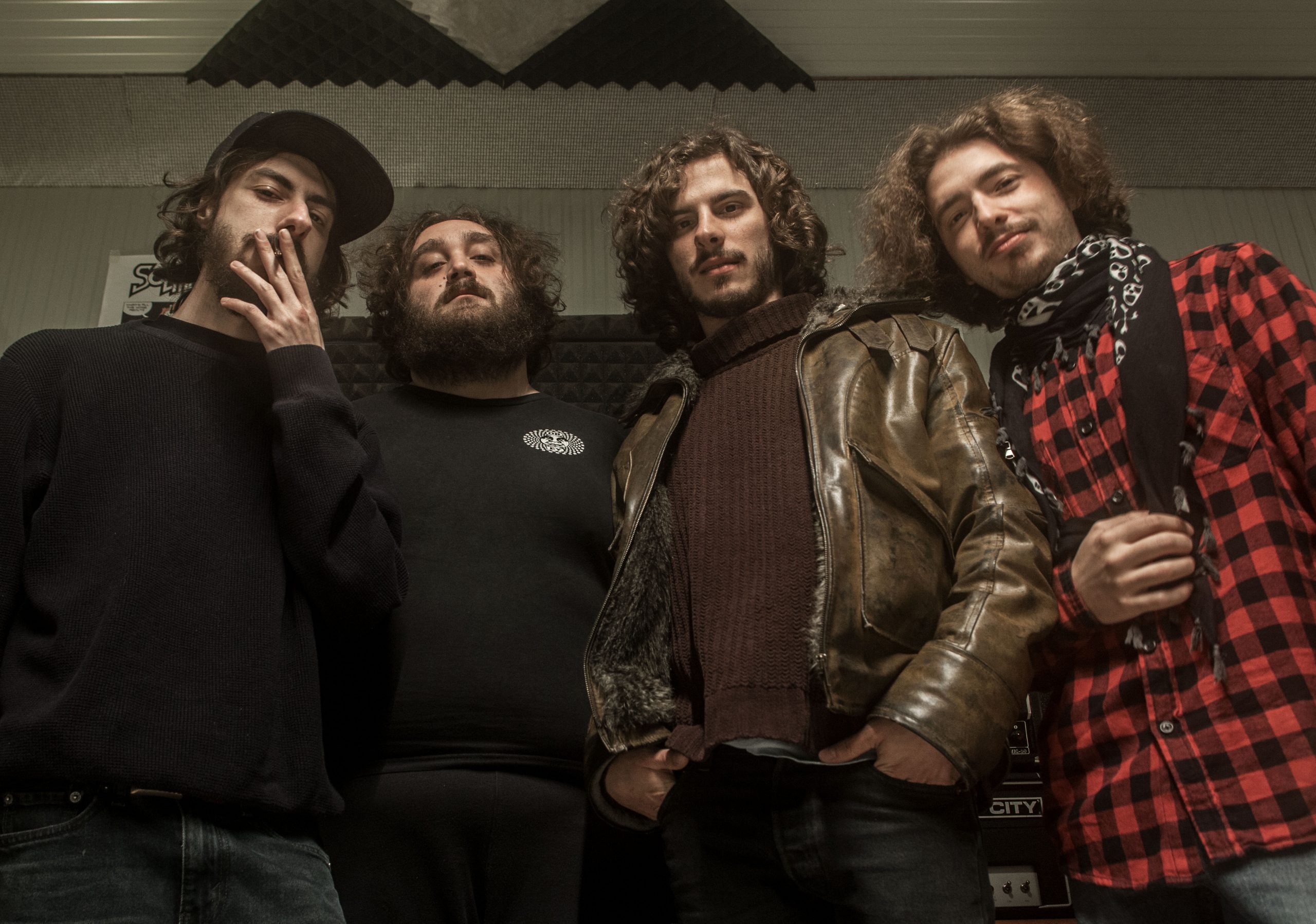 Un Paese Di Musichette Mentre Fuori C'è La Morte